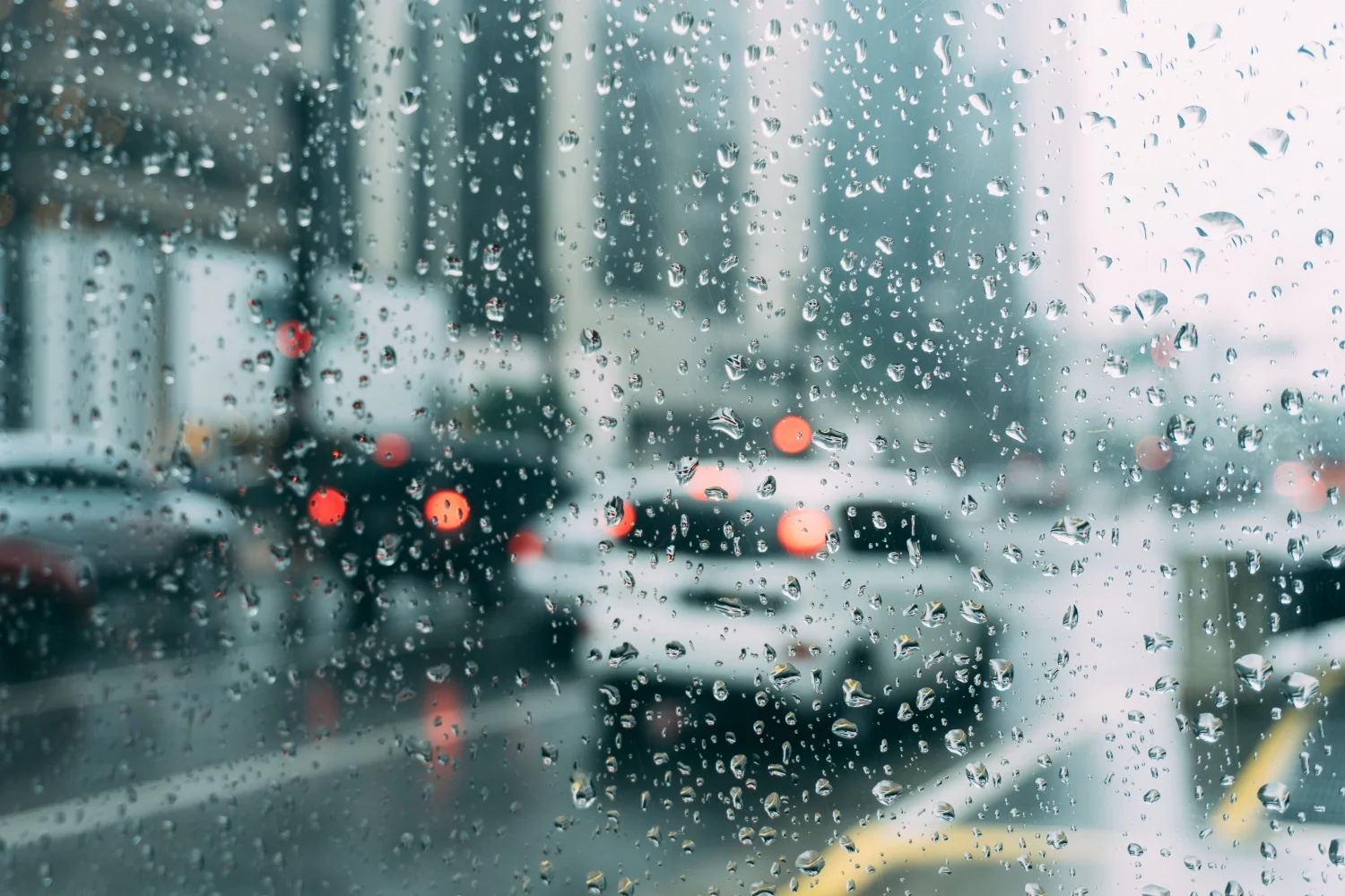 ¿Cómo conducir de forma segura bajo la lluvia?
