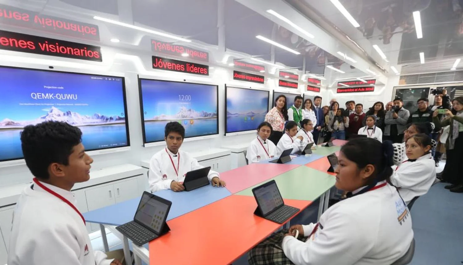 Aula móvil de Huawei beneficia a estudiantes en Perú