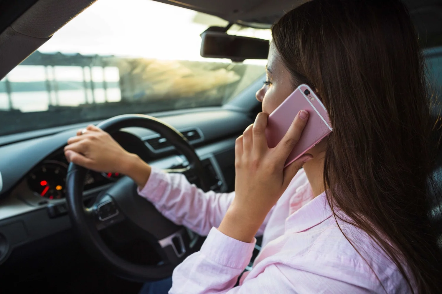 ¿Cómo evitar el uso del celular mientras manejas?