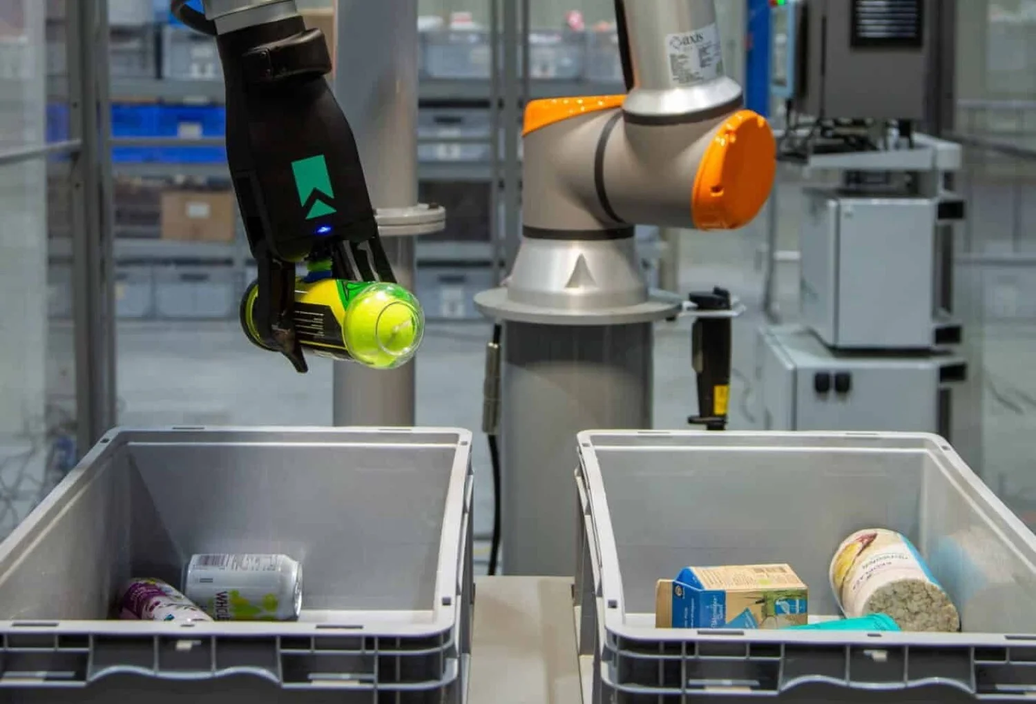 Brazo robótico con IA ordena productos como un humano
